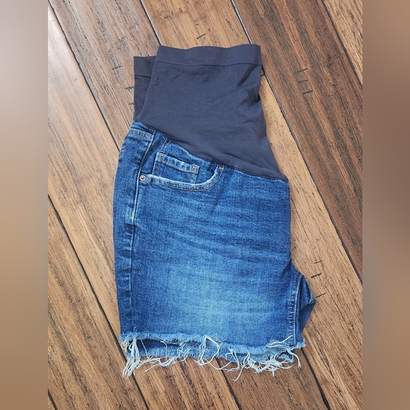 Old Navy Maternity Full Panel Shorts size 14 - Picture 2 of 4